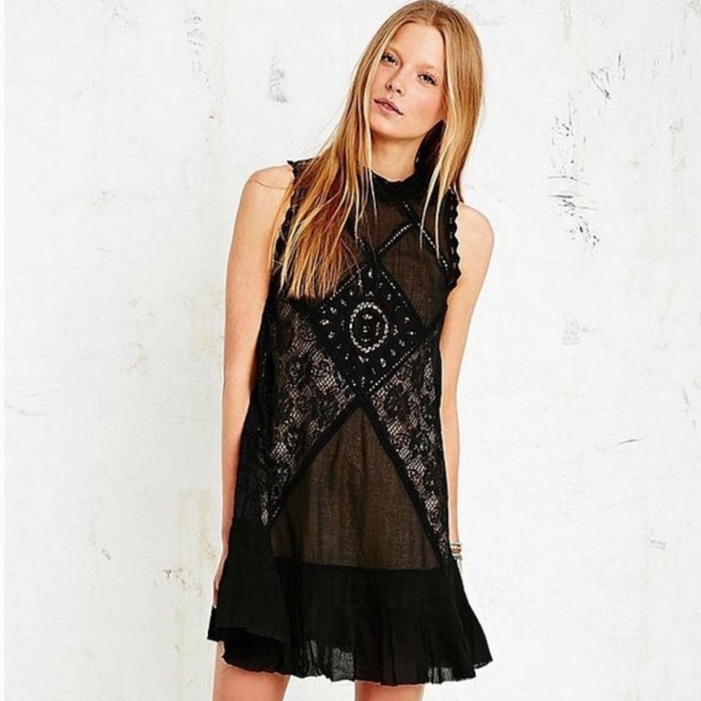 Free Peo­ple Black An­gel Lace Dress with diamond back size S perfect condition